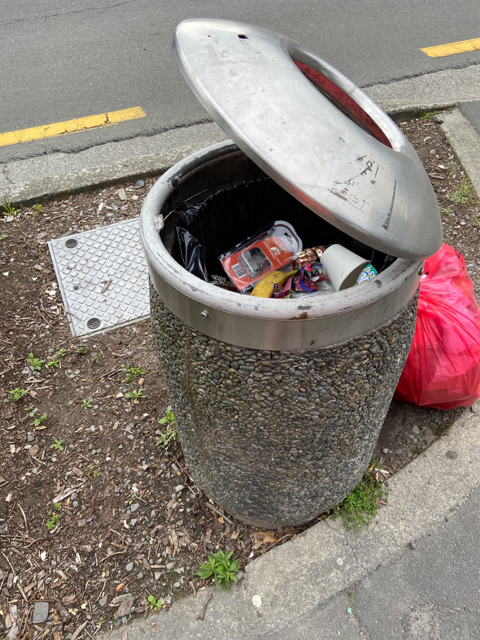 The photograph attached to this rubbish/recycling report