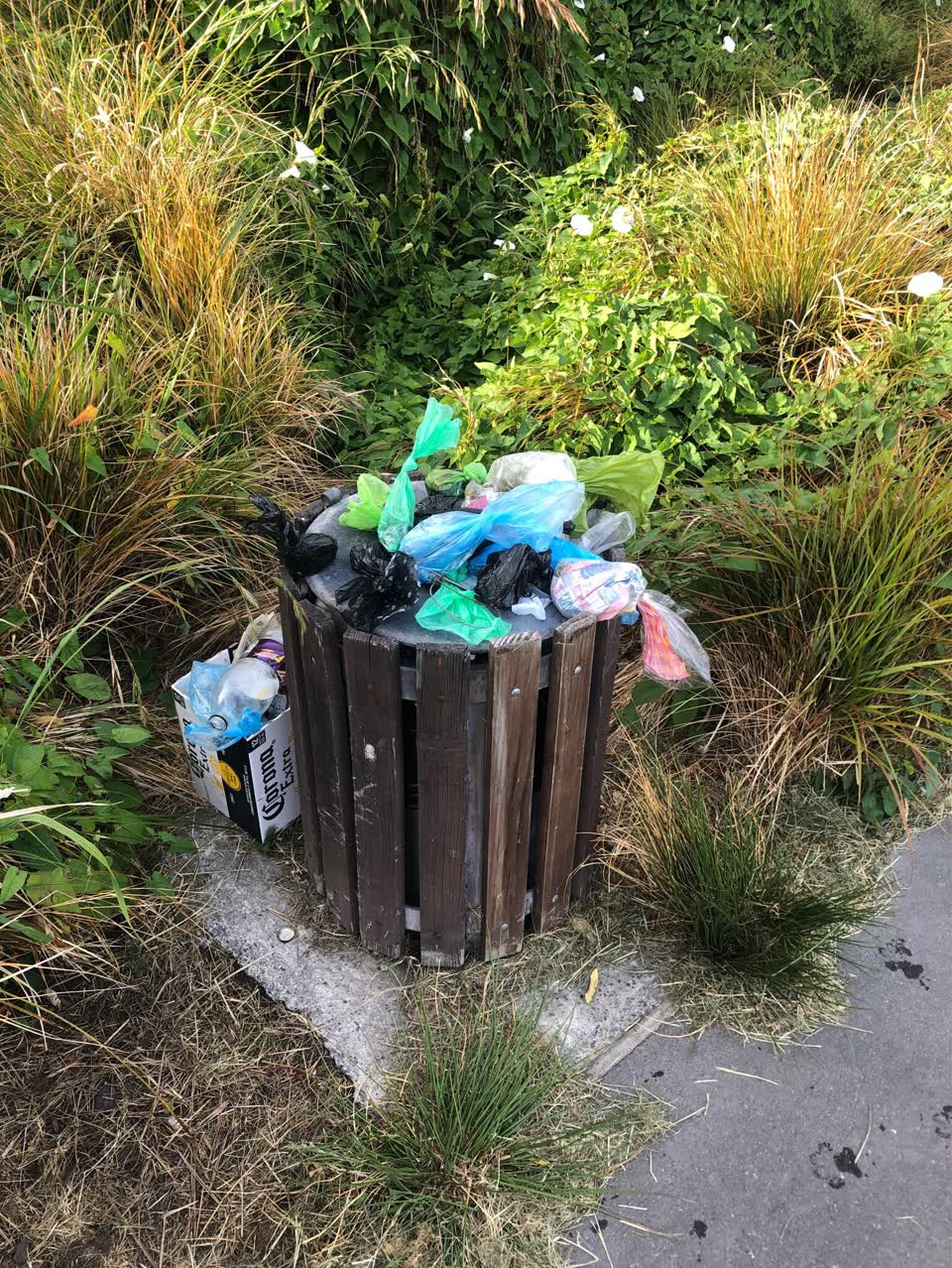 The photograph attached to this rubbish/recycling report