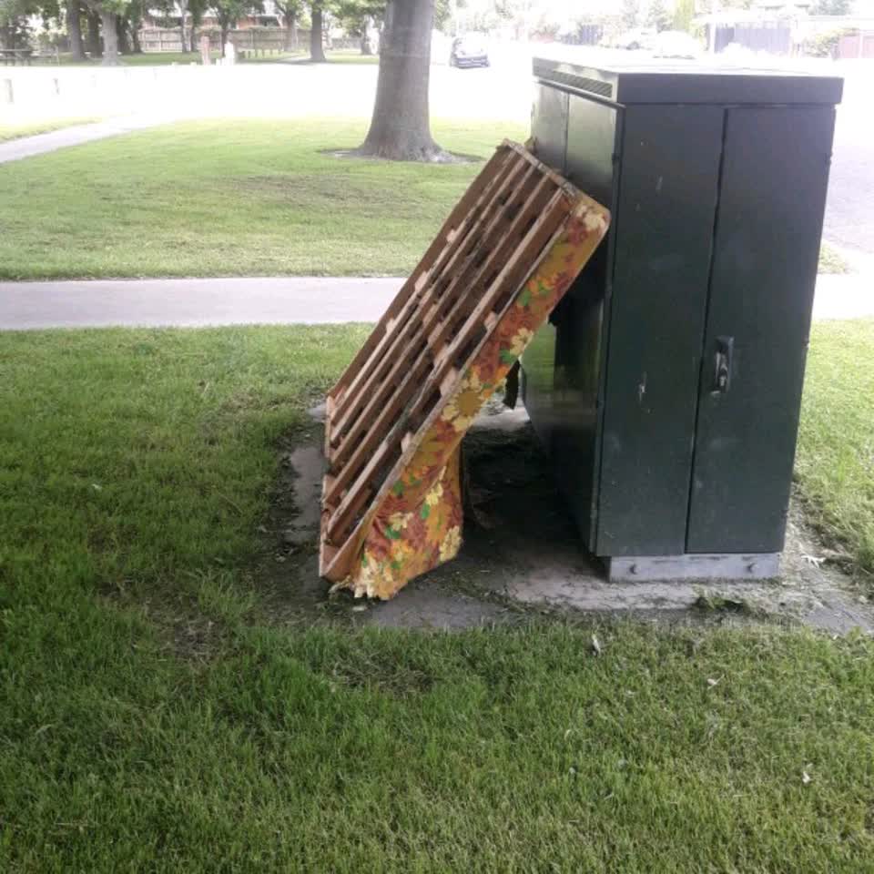 The photograph attached to this rubbish/recycling report
