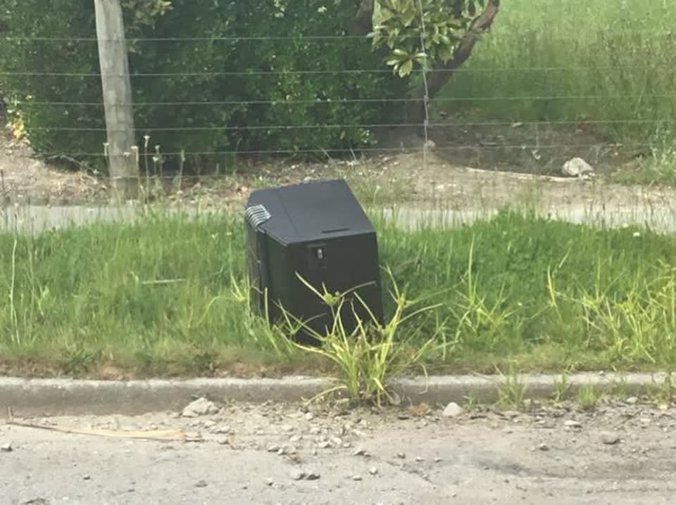 The photograph attached to this rubbish/recycling report