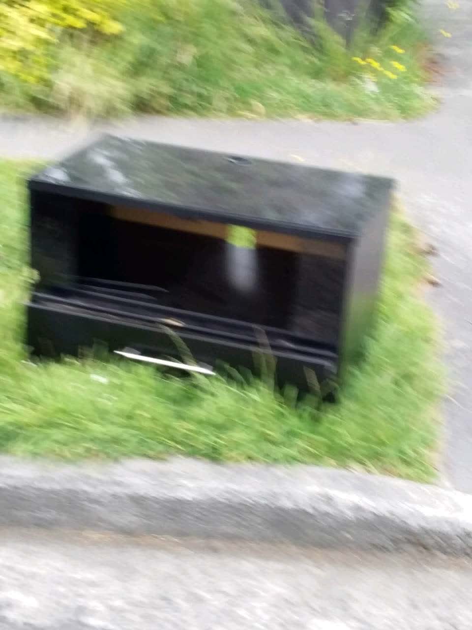 The photograph attached to this rubbish/recycling report