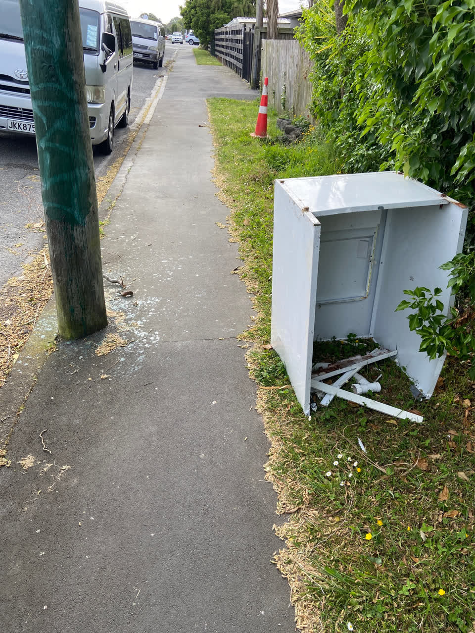 The photograph attached to this rubbish/recycling report