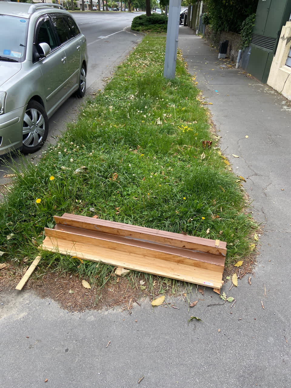 The photograph attached to this rubbish/recycling report