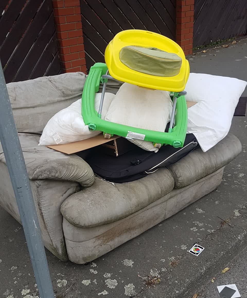 The photograph attached to this rubbish/recycling report
