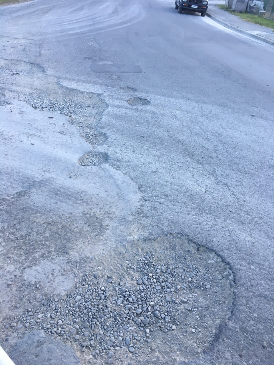 The photograph attached to this roading/streets report