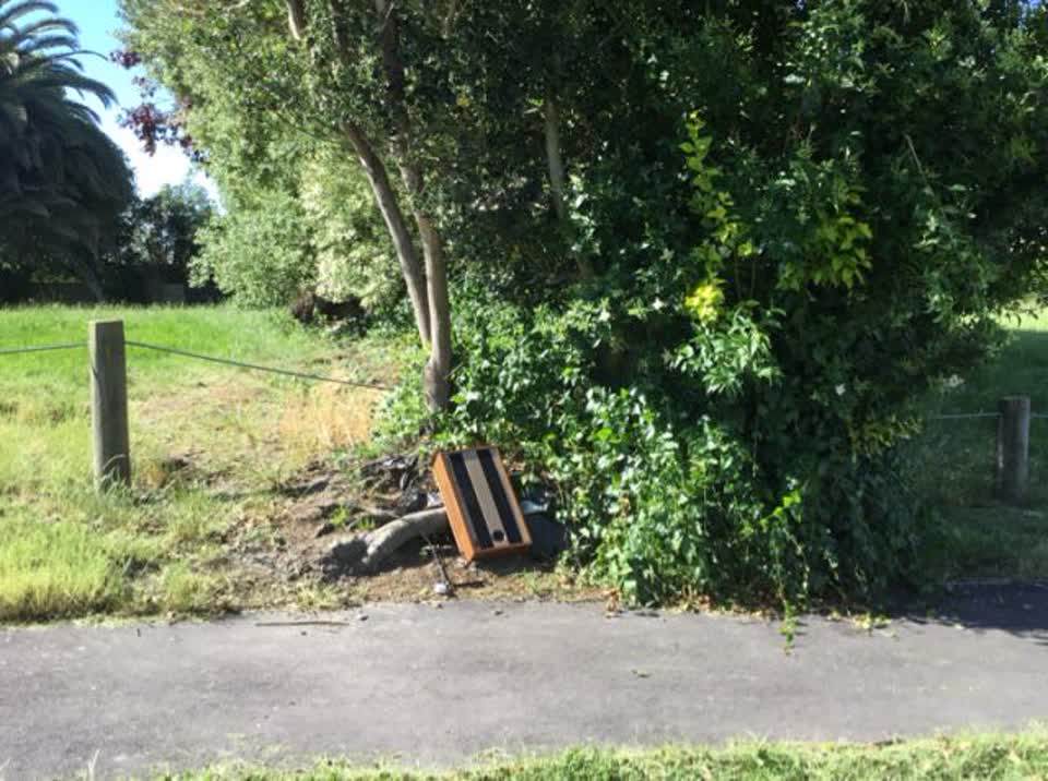 The photograph attached to this rubbish/recycling report