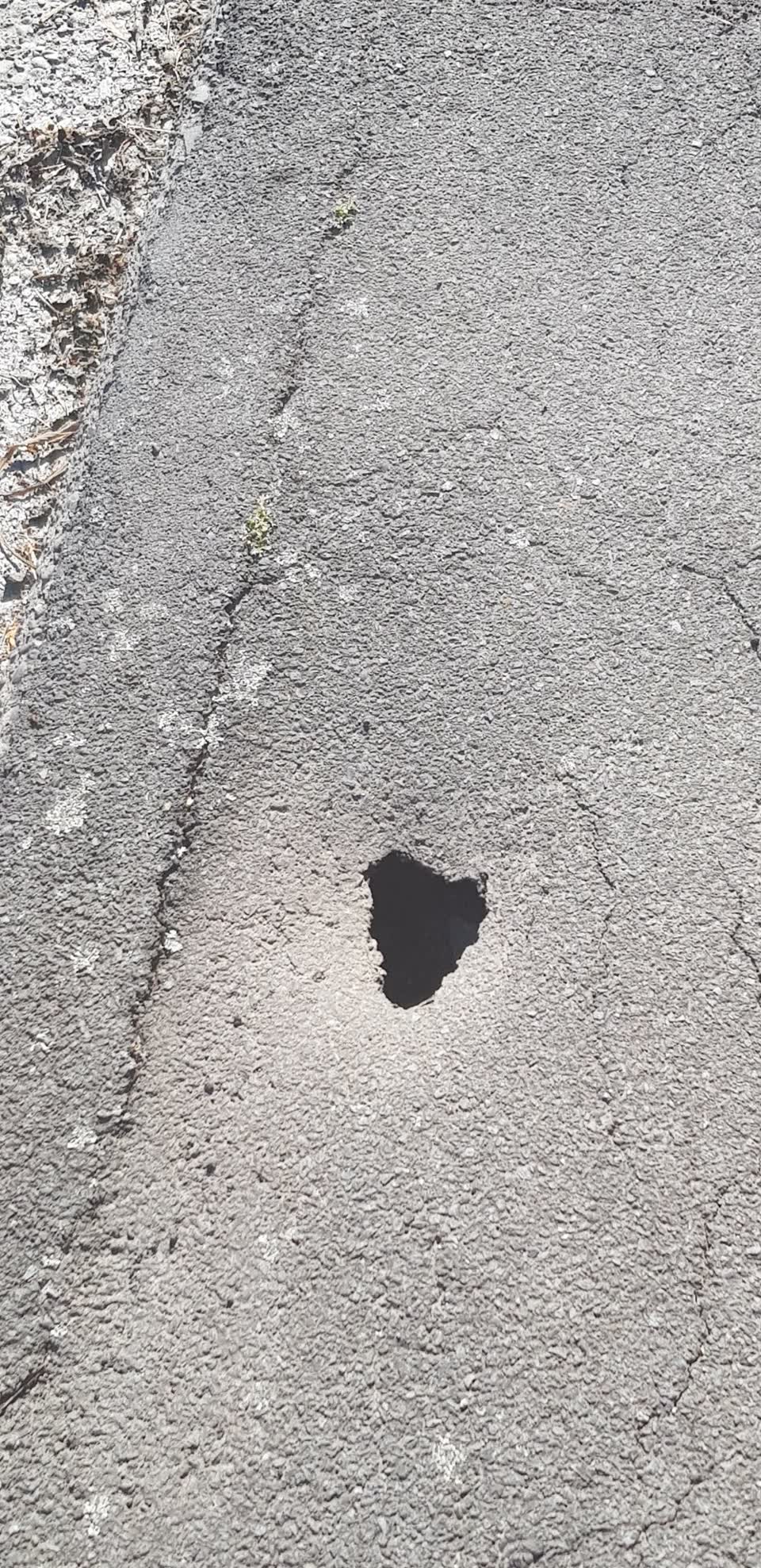 The photograph attached to this roading/streets report