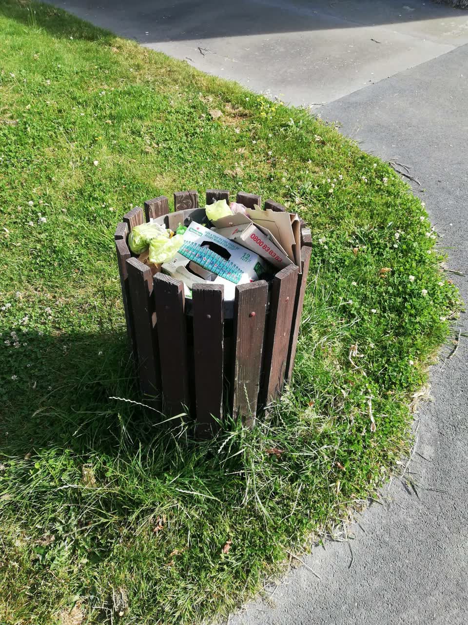 The photograph attached to this rubbish/recycling report