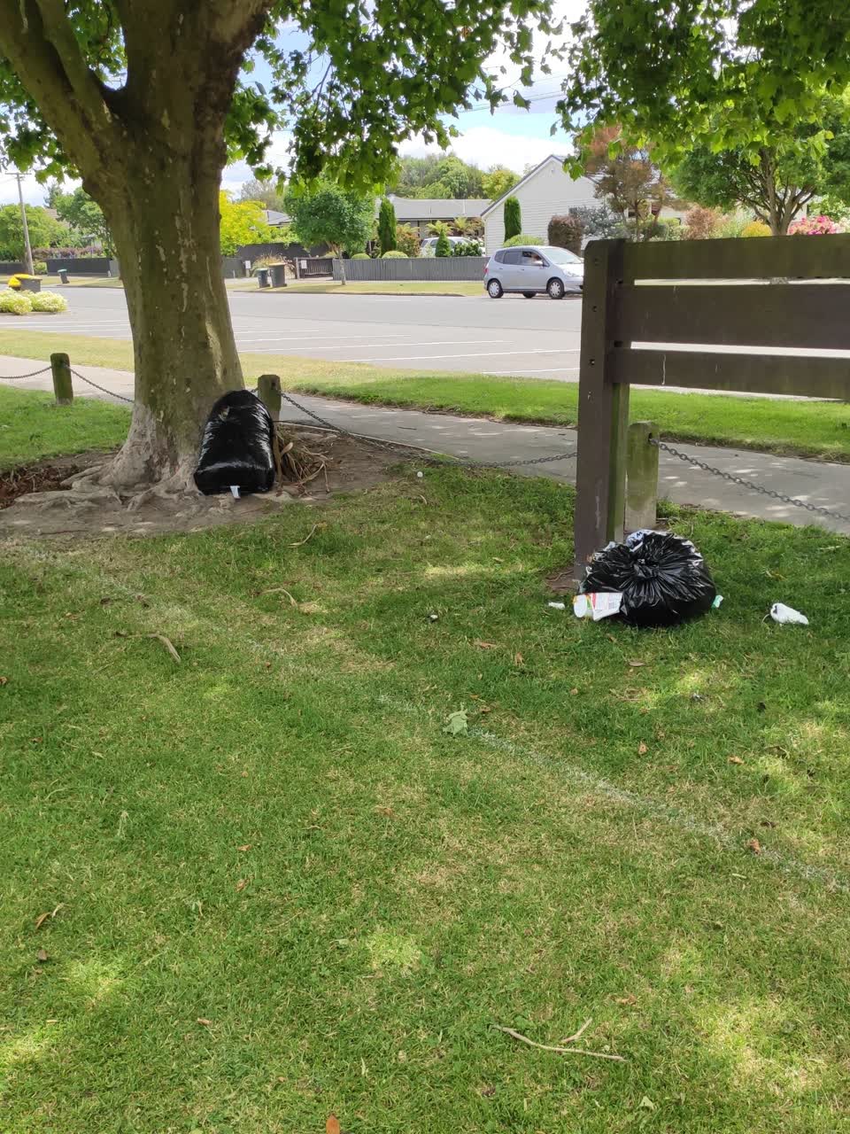 The photograph attached to this rubbish/recycling report
