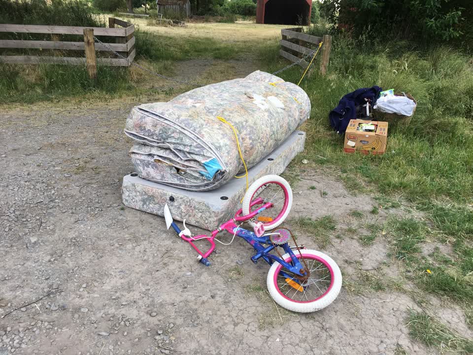 The photograph attached to this rubbish/recycling report