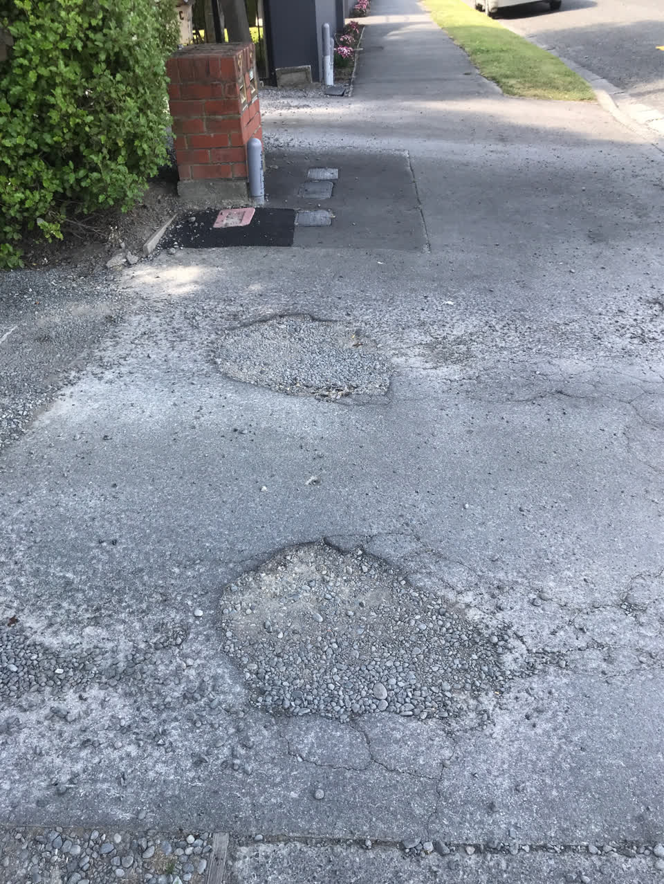 The photograph attached to this roading/streets report