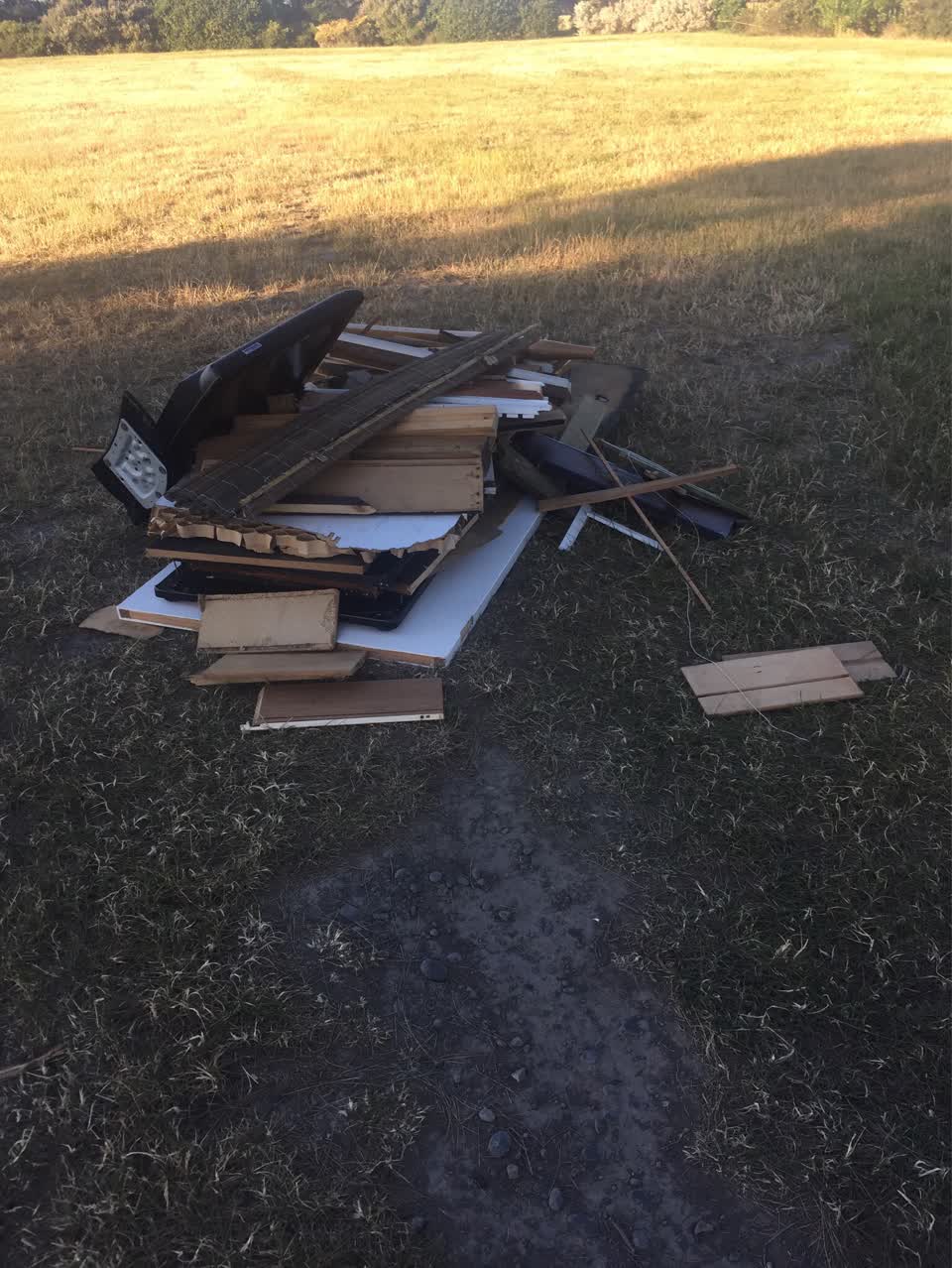 The photograph attached to this rubbish/recycling report