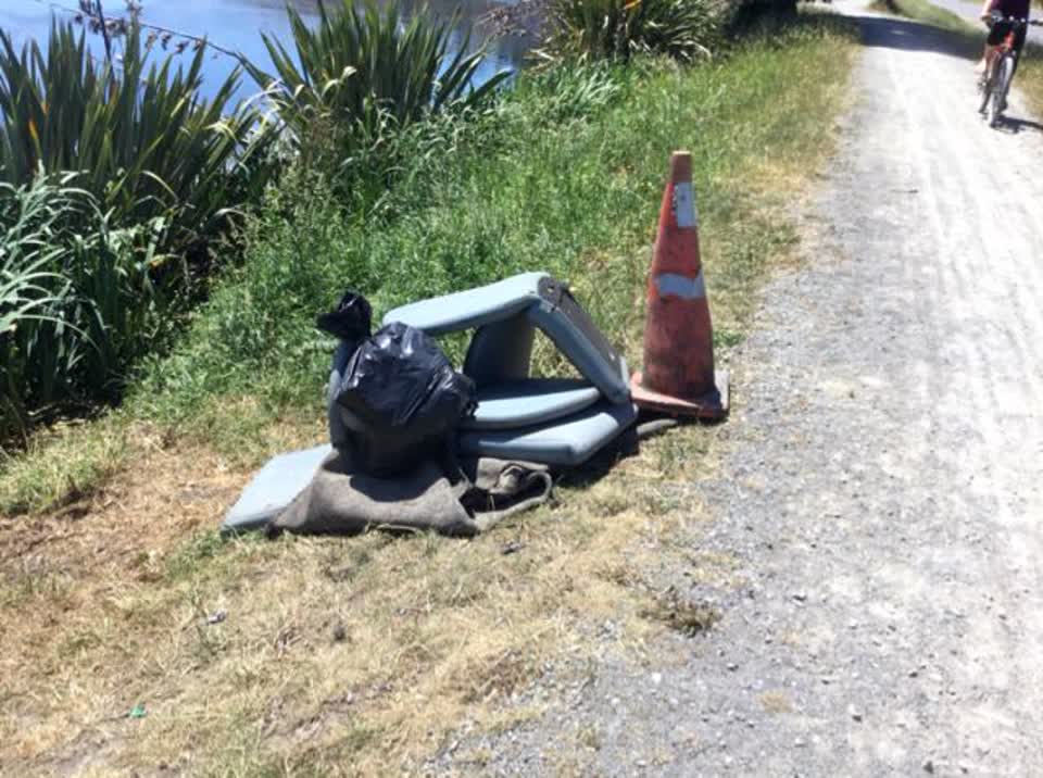 The photograph attached to this rubbish/recycling report