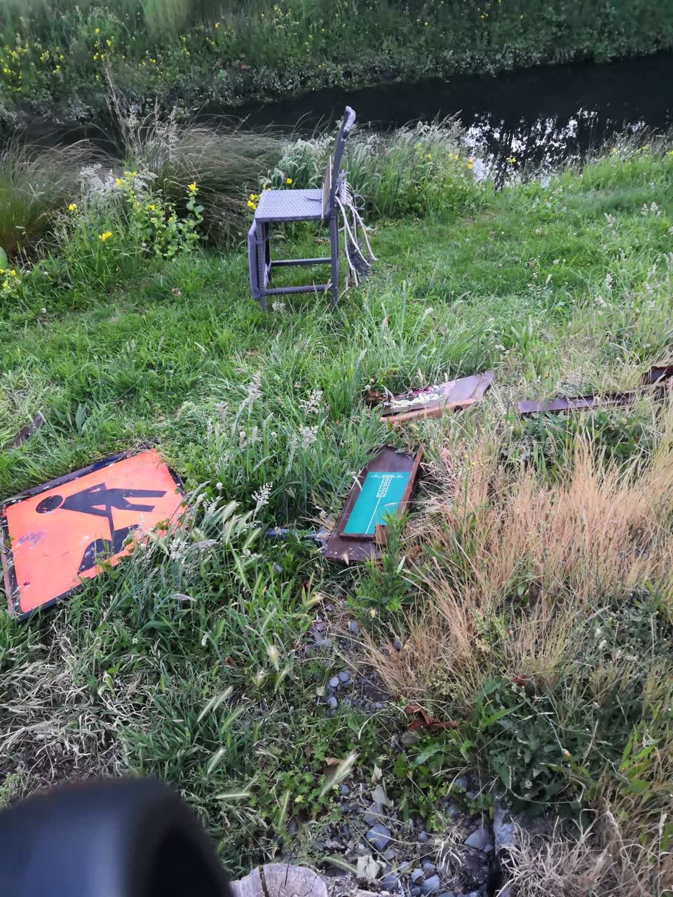 The photograph attached to this rubbish/recycling report