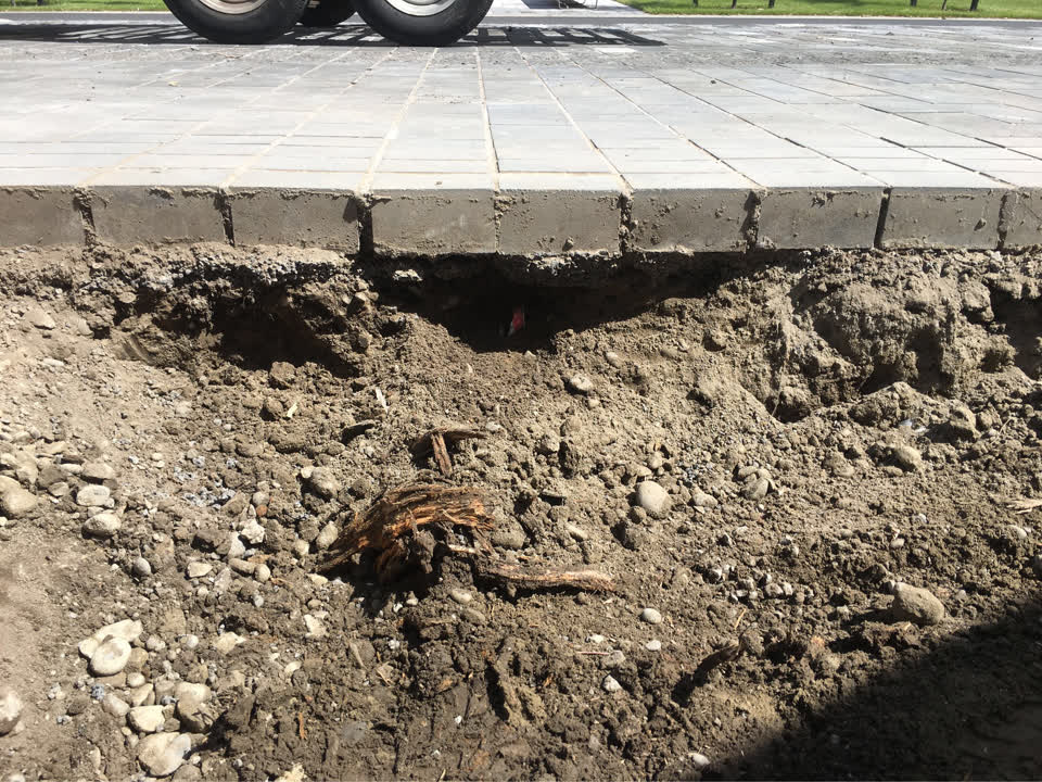 The photograph attached to this roading/streets report