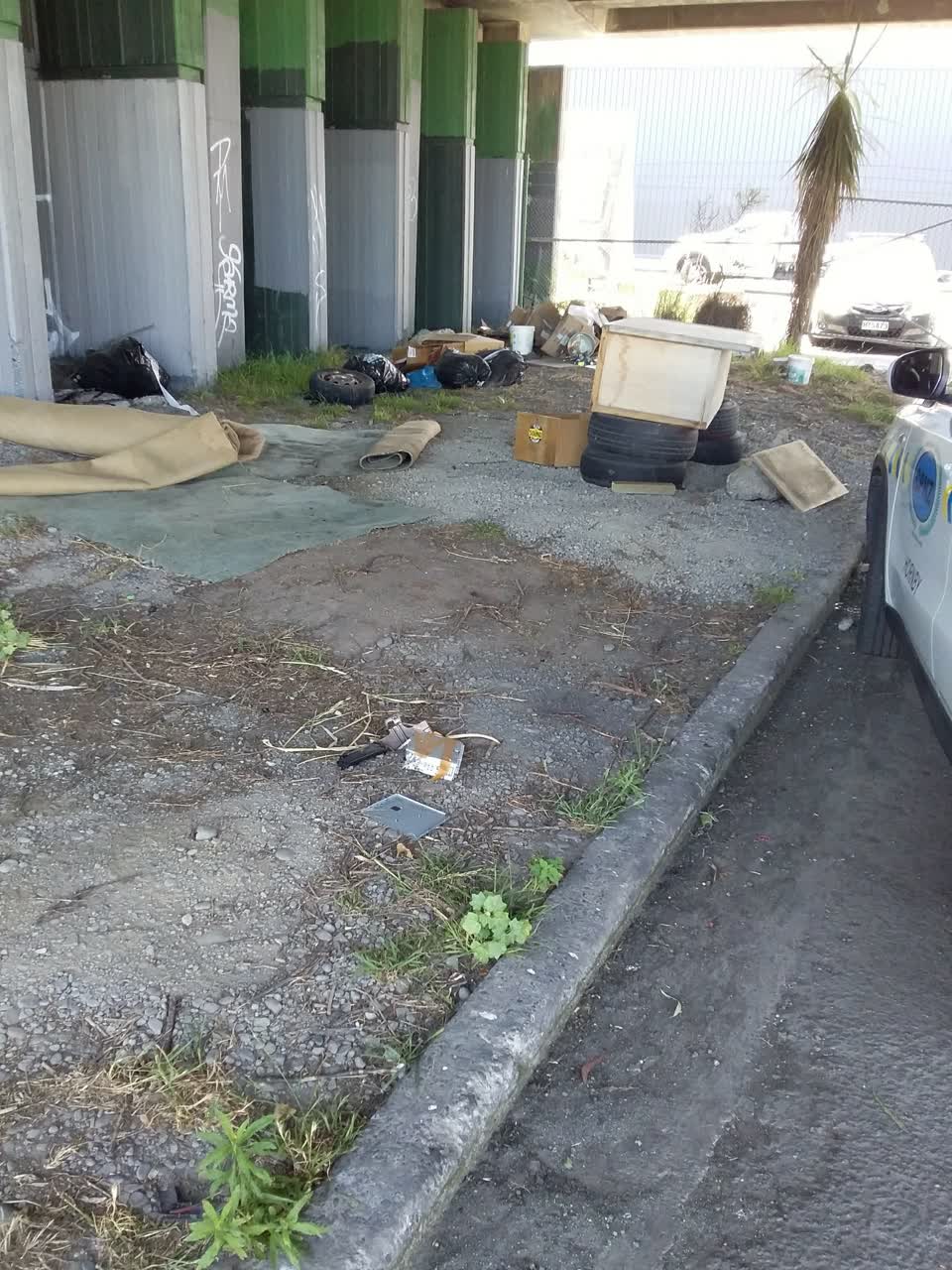 The photograph attached to this rubbish/recycling report