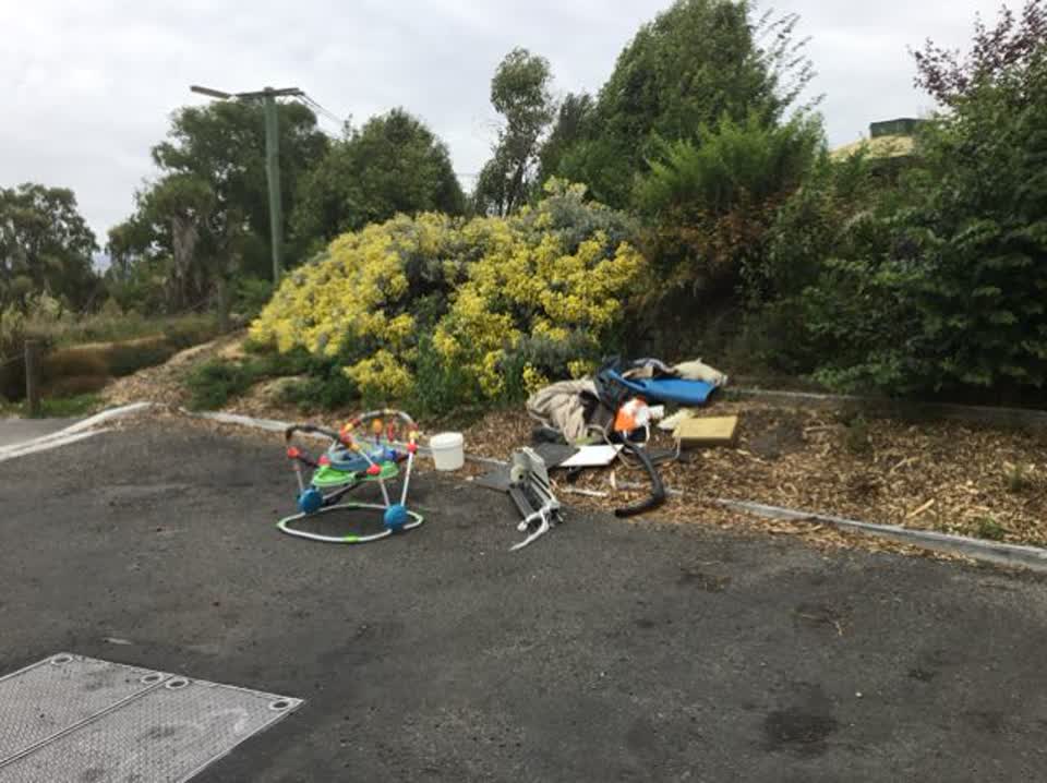 The photograph attached to this rubbish/recycling report