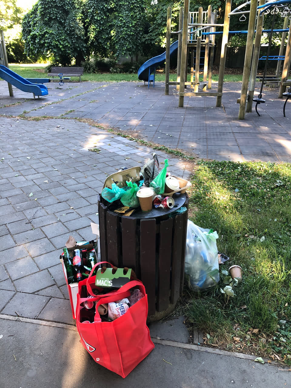 The photograph attached to this rubbish/recycling report