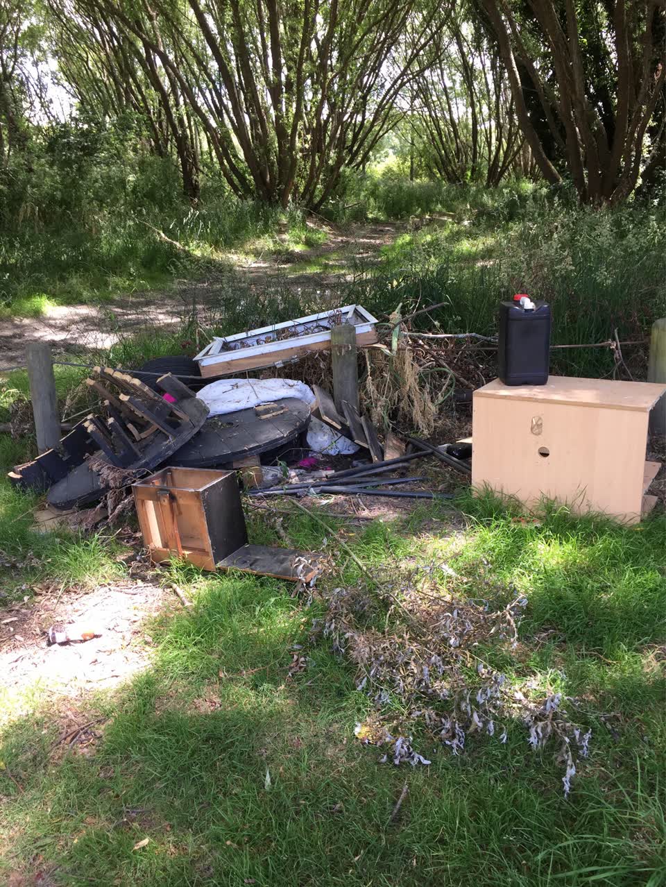 The photograph attached to this rubbish/recycling report
