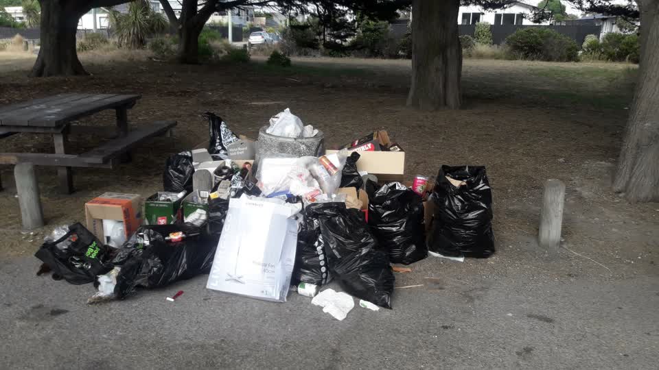 The photograph attached to this rubbish/recycling report