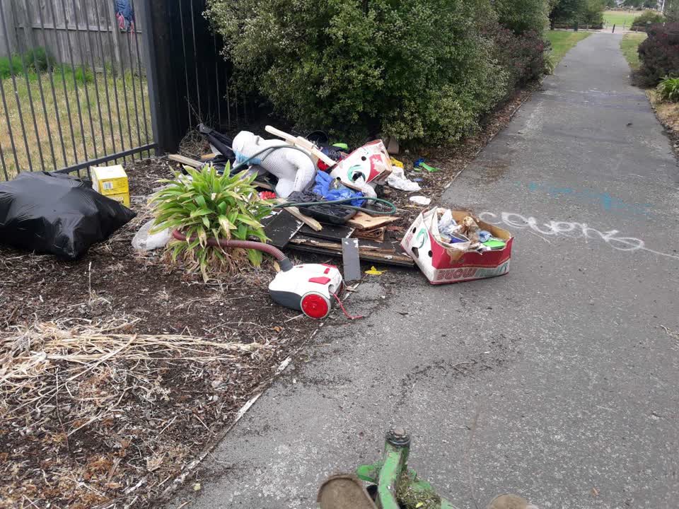 The photograph attached to this rubbish/recycling report