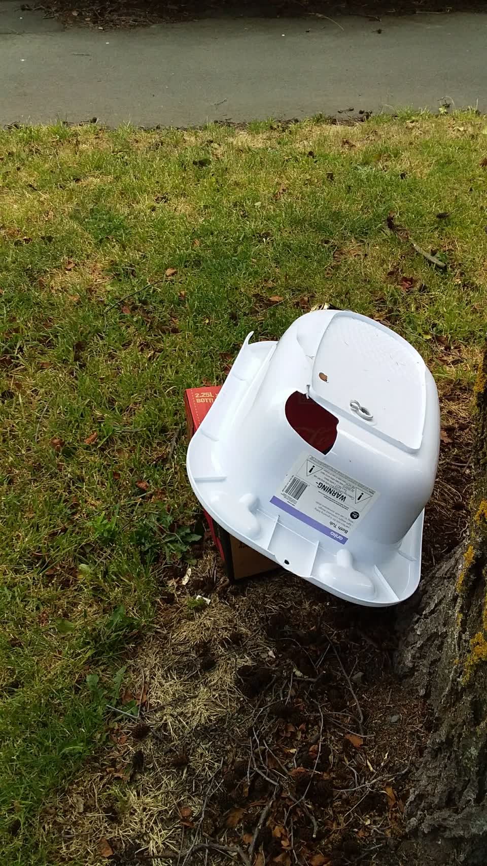The photograph attached to this rubbish/recycling report