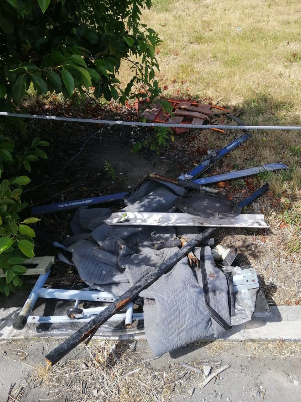 The photograph attached to this rubbish/recycling report
