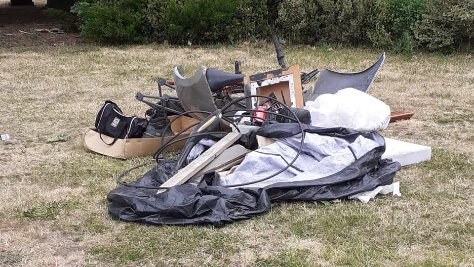 The photograph attached to this rubbish/recycling report