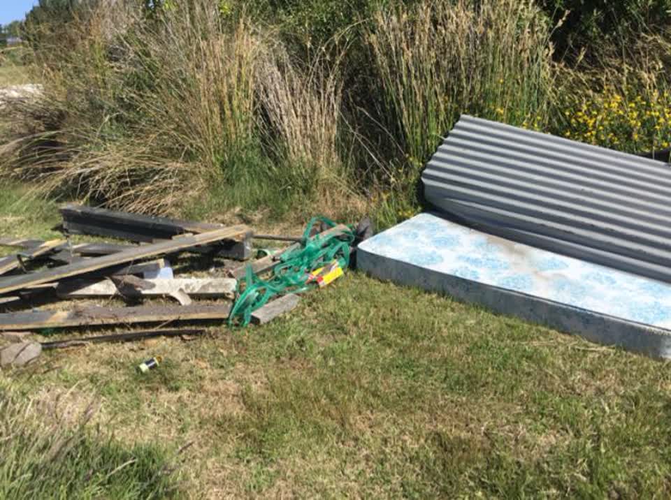 The photograph attached to this rubbish/recycling report