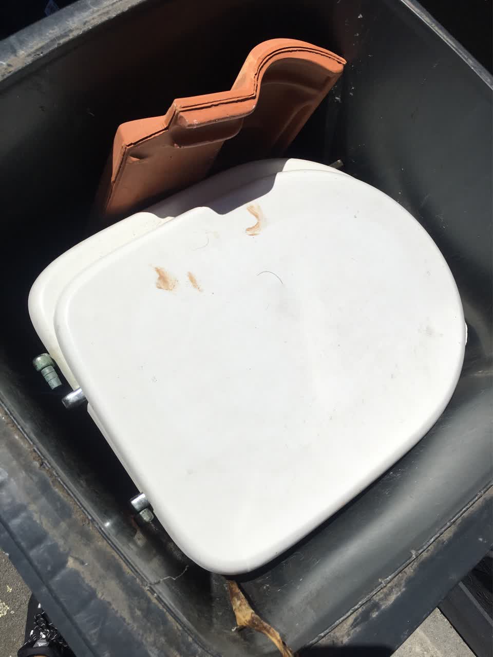 The photograph attached to this rubbish/recycling report