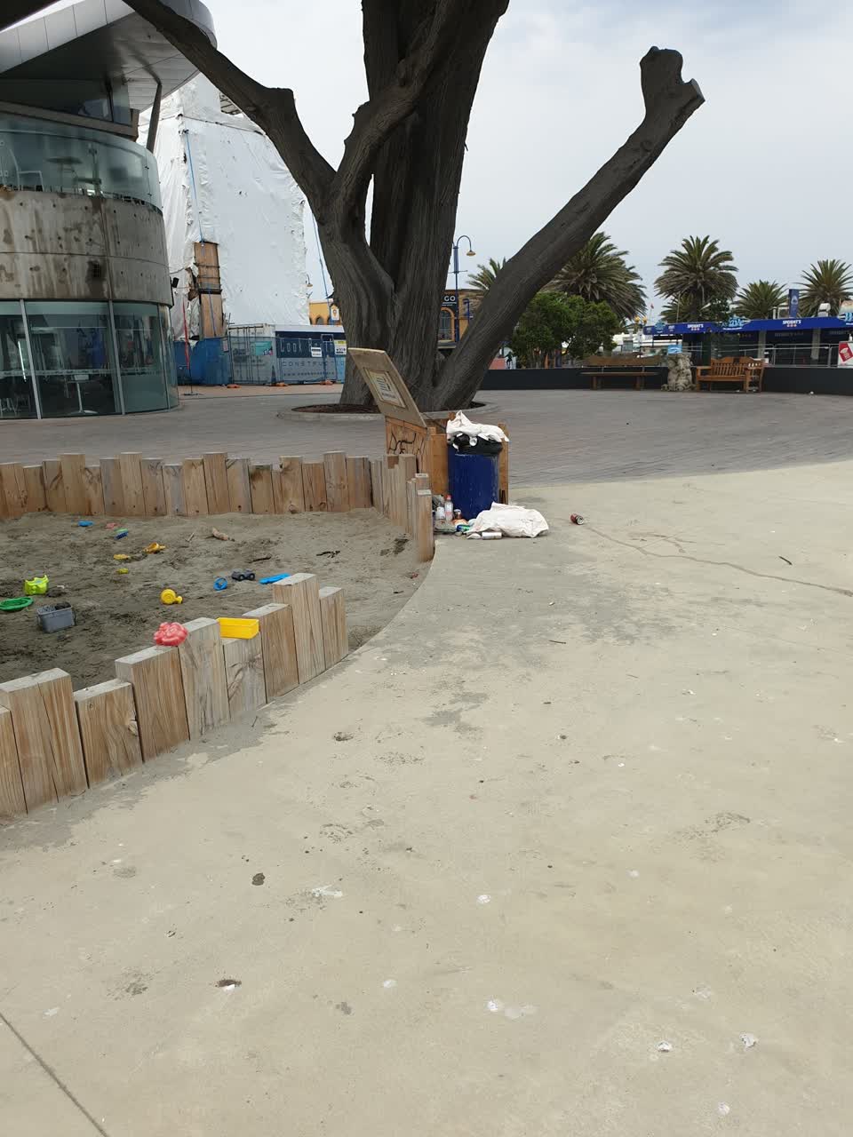 The photograph attached to this rubbish/recycling report