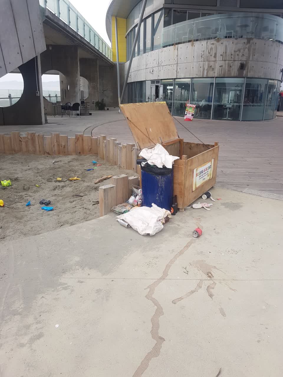 The photograph attached to this rubbish/recycling report