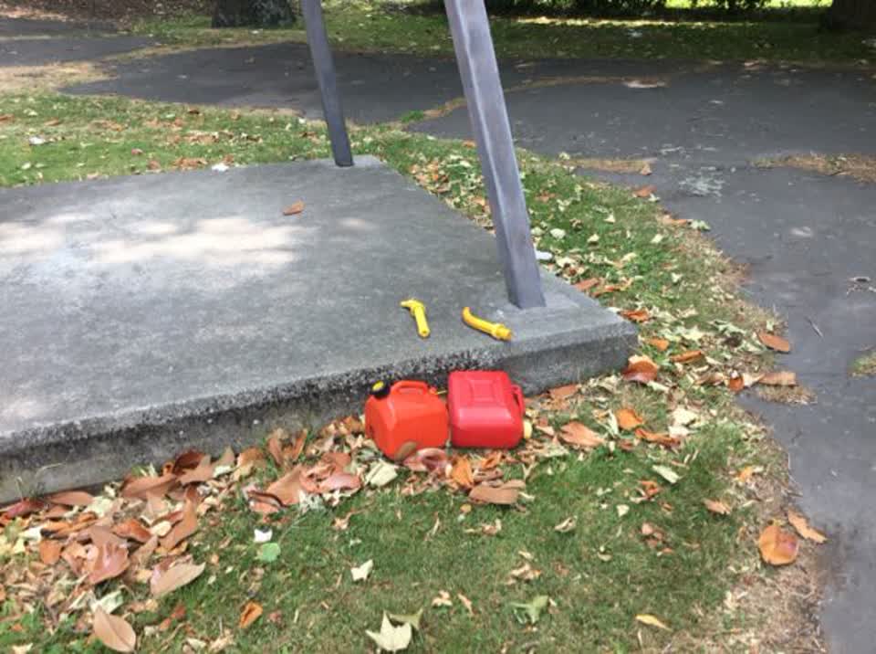 The photograph attached to this rubbish/recycling report