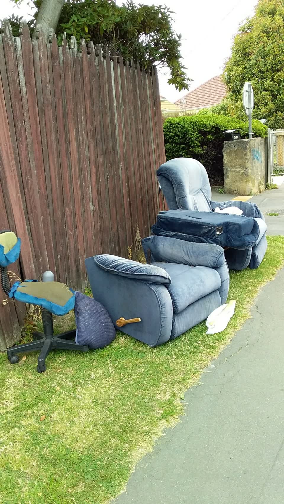 The photograph attached to this rubbish/recycling report