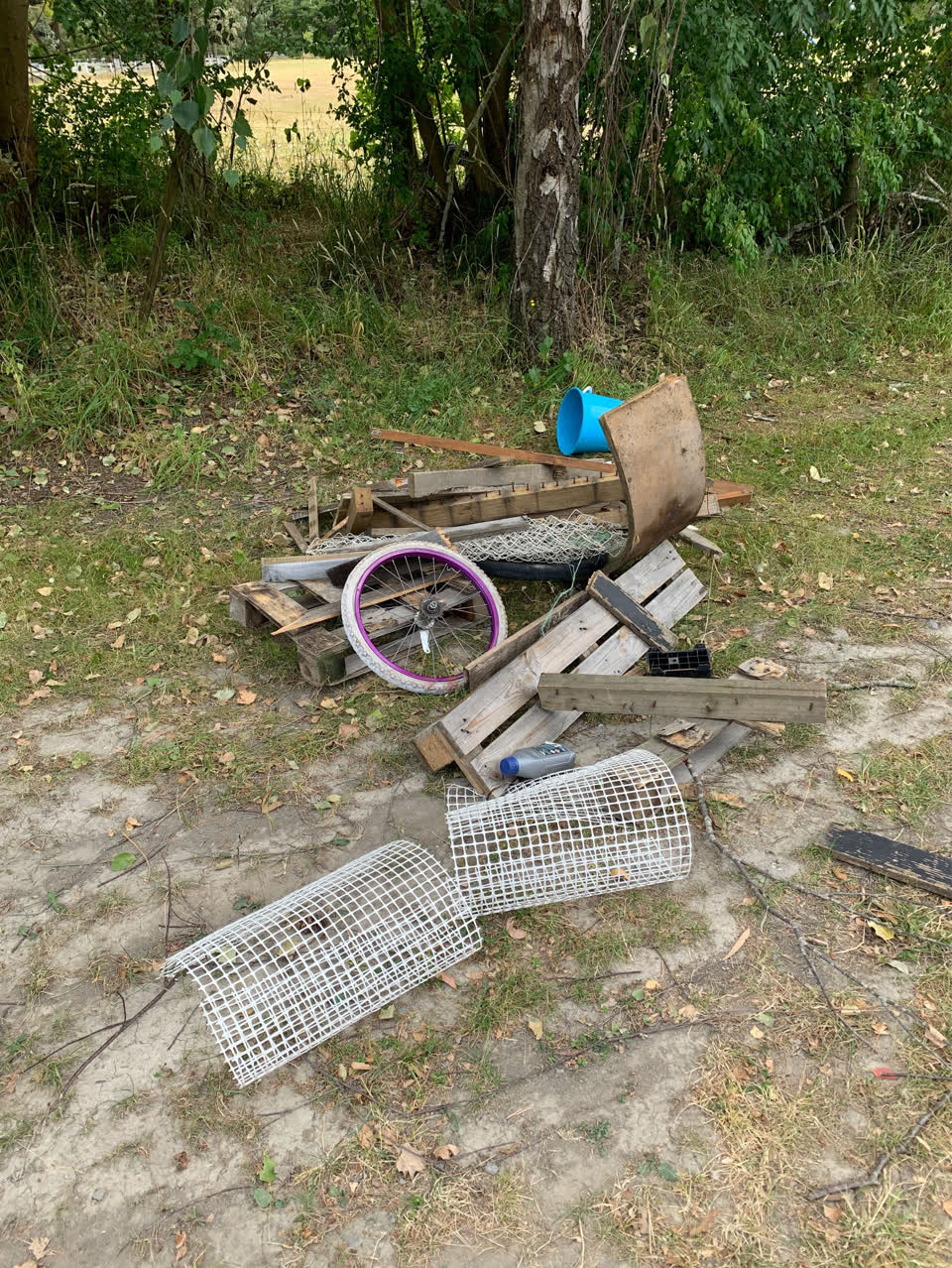 The photograph attached to this rubbish/recycling report