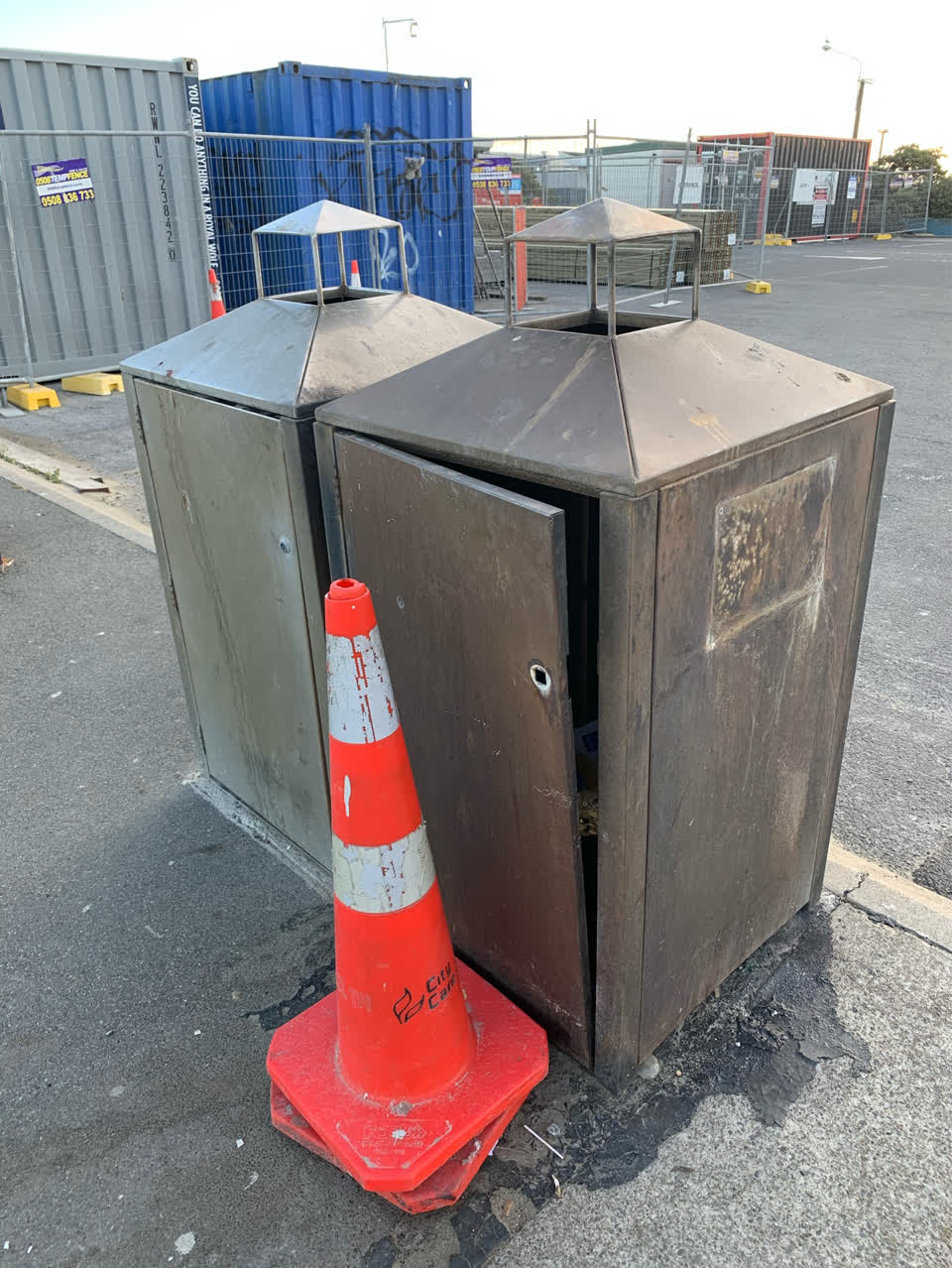 The photograph attached to this rubbish/recycling report