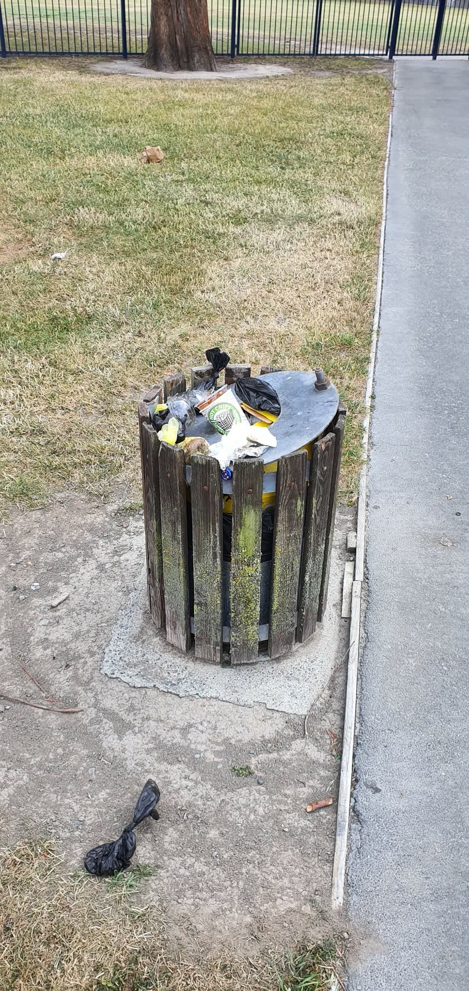 The photograph attached to this rubbish/recycling report