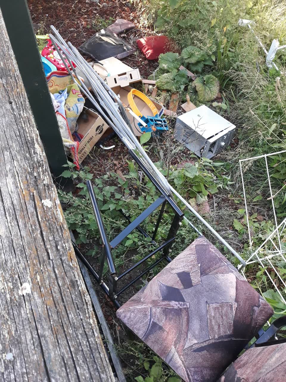 The photograph attached to this rubbish/recycling report