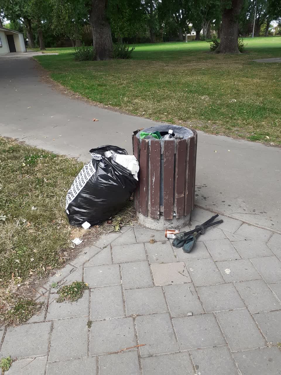 The photograph attached to this rubbish/recycling report