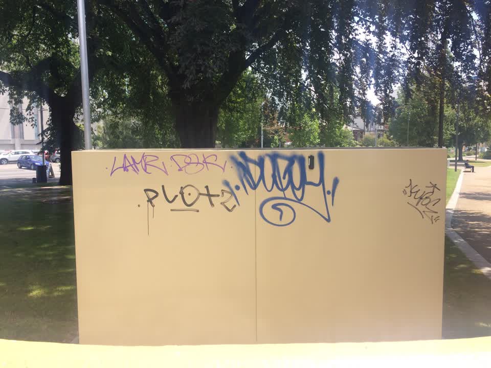 The photograph attached to this graffiti report