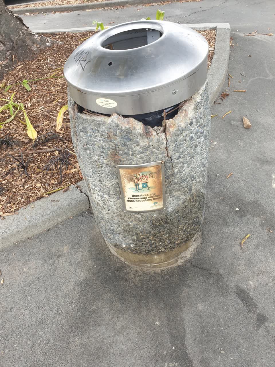 The photograph attached to this rubbish/recycling report