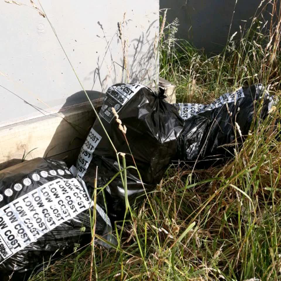 The photograph attached to this rubbish/recycling report