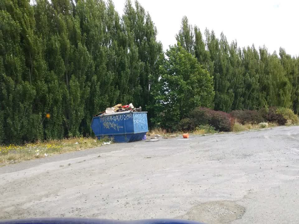 The photograph attached to this rubbish/recycling report