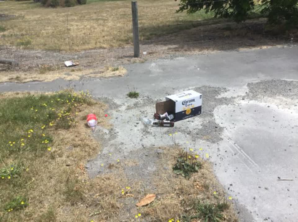 The photograph attached to this rubbish/recycling report