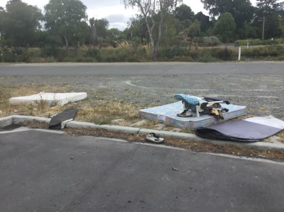 The photograph attached to this rubbish/recycling report