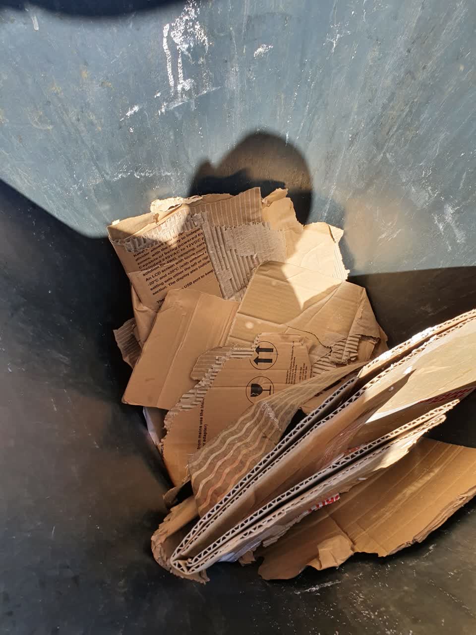 The photograph attached to this rubbish/recycling report