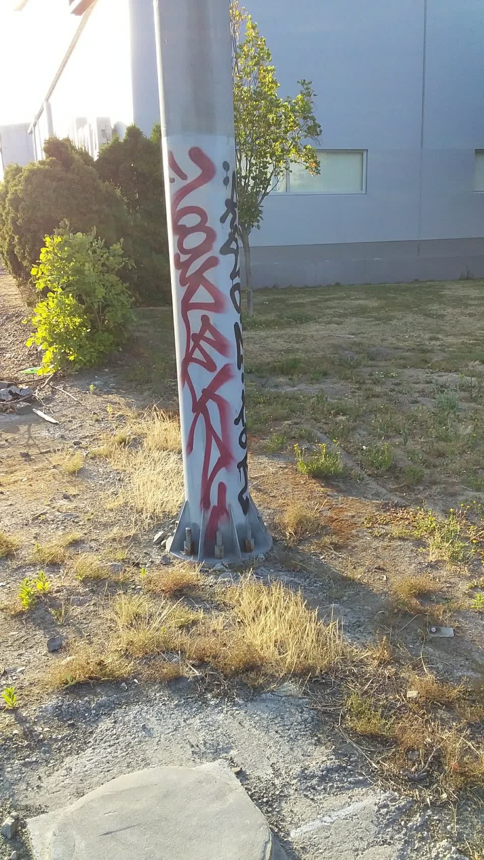 The photograph attached to this graffiti report