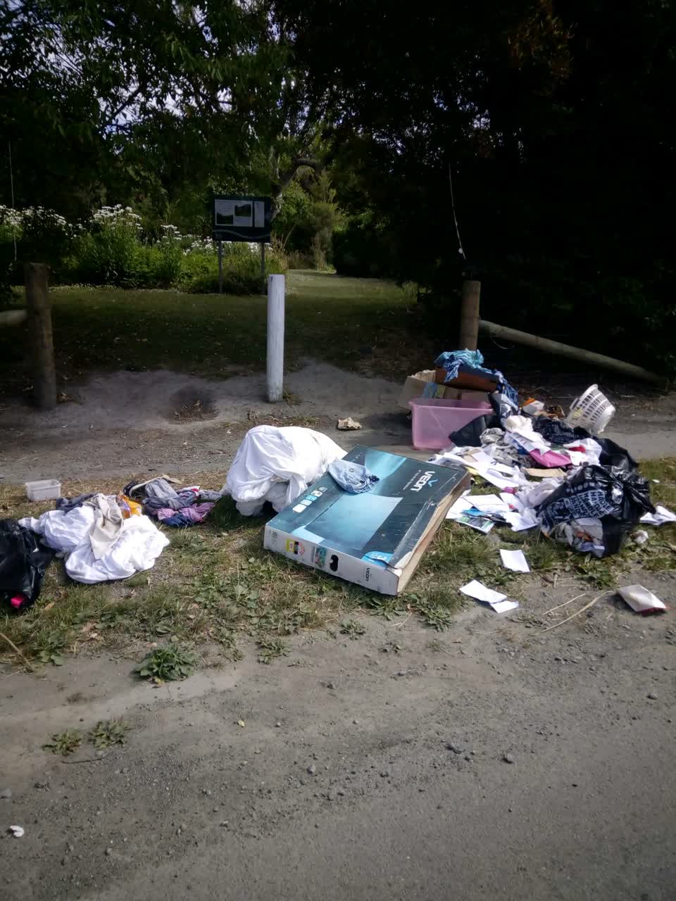 The photograph attached to this rubbish/recycling report