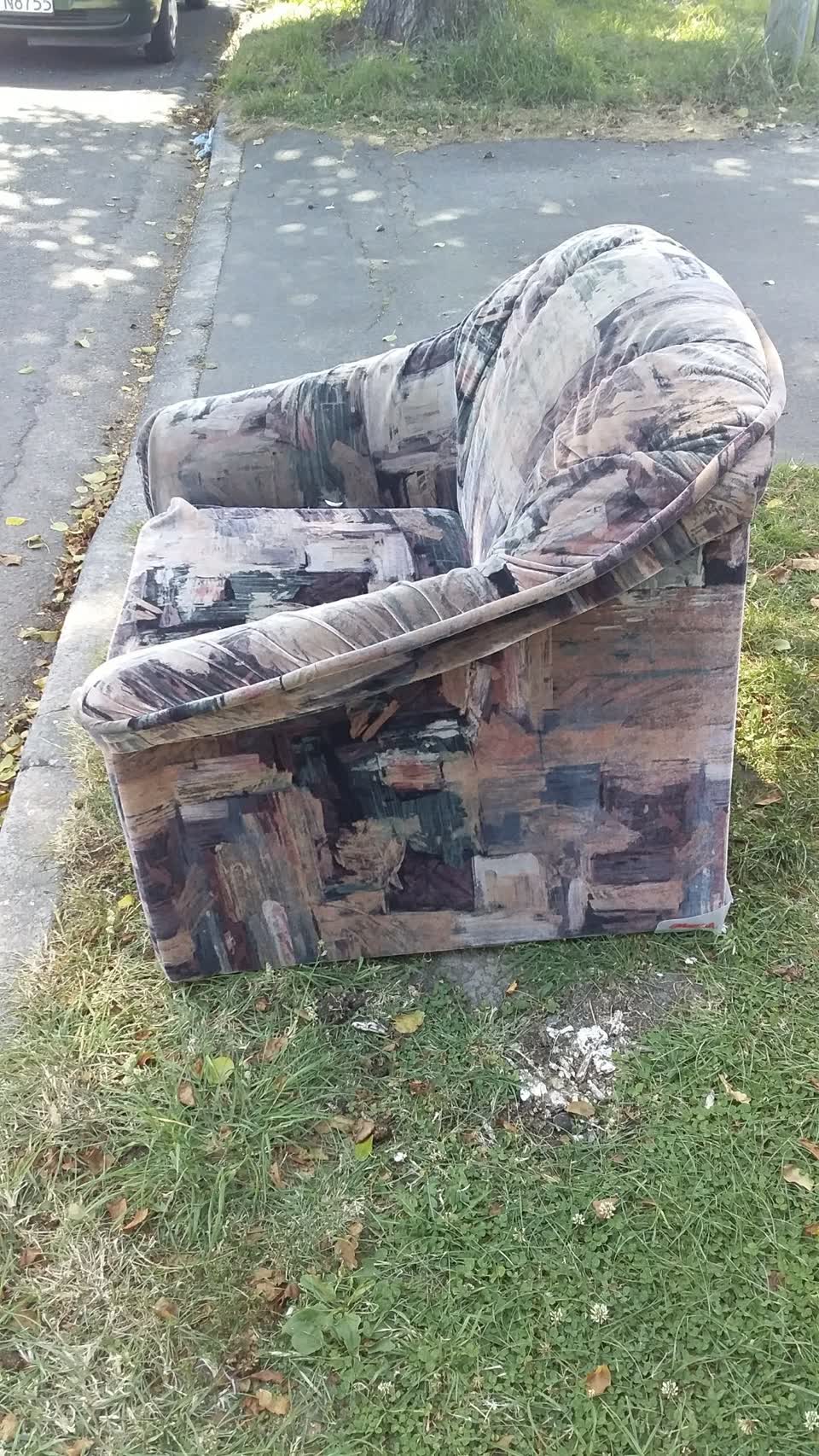 The photograph attached to this rubbish/recycling report