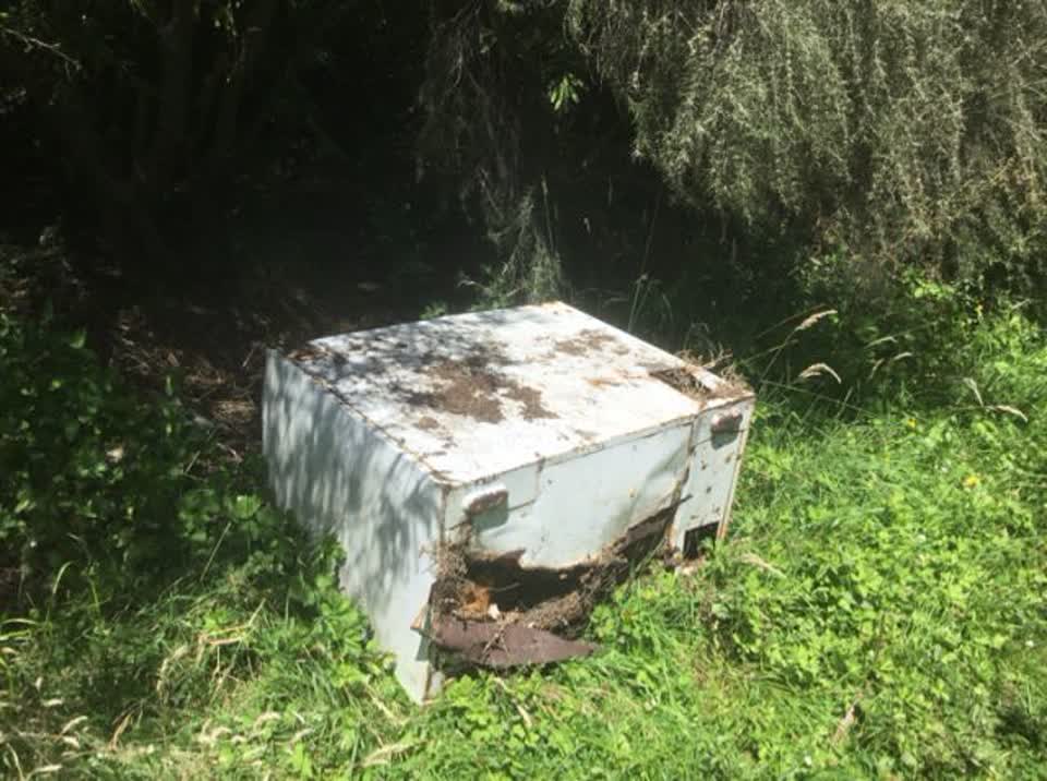 The photograph attached to this rubbish/recycling report